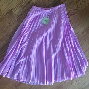 Adorable pleated midi skirt